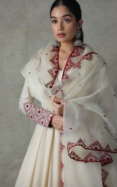 Trendy Outfits Indian, Traditional Indian Dress, Casual Indian Fashion, Desi Fashion Casual, Pakistani Dresses Casual, Pakistani Fancy Dresses, Salwar Kamiz, Traditional Indian Outfits, Indian Dresses Traditional