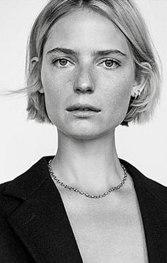 Lena Headey Short Hair, Julian Hough Hair Short, Kristin Wiig Hair, Carey Mulligan Short Hair, Shoulder Length Hair Blonde Highlights, Chin Length Straight Hair, Berlin Haircut, French Bob Thick Hair, Camilla Deterre