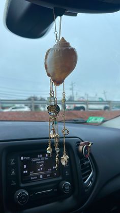 coconut girl aesthetic car decor seashell mermaid core diy beads shells Beachy Car Aesthetic, Decorating Inside Of Car, Cute Car Things, Car Decorations Interior Aesthetic, Boho Car Interior, Hippie Car Decor, Interior Car Decorations, Diy Car Accessories, Aesthetic Car Decor