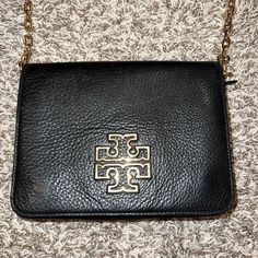 Beautiful Authentic Pebble Leather Tory Burch. Can Be Worn On The Shoulder Or Across The Body. Does Have Some Scratches On The Leather And Metal. Has Been Well Loved! Dimensions: 8x6x3 Tory Burch Crossbody, Tory Burch Bags, Tory Burch Bag, Better Love, The Body, Pebbled Leather, Crossbody Bags, Tory Burch, Bag Lady