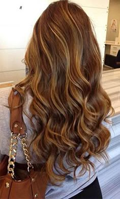 Rich chocolate brown hair color with caramel highlights is a great choice for brunette clients who crave dimension without commitment. 2015 Hairstyles, Brown Blonde Hair, Long Wavy Hair, Strawberry Blonde, Hair Color Trends, Brown Hair Colors, Hair Dos, Balayage Hair