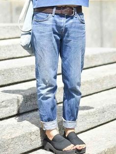 Jeans Styling, Spring Jeans, Jeans Street Style, Blue Denim Pants, Oversized Jeans, Denim Pants Women, Denim Patterns, Spring Street Style, Waist Jeans