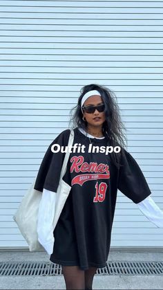 Edgy Jersey Outfit, Xl Tee Shirt Outfit, Baggy Tee Outfit Summer, Big T Shirt Outfits Winter, Oversized T Shirt Outfit Winter, Oversized T Shirt With Long Sleeve Underneath, Oversized Tshirt Layered Outfit, How To Style Oversized Jersey, Baggy Jersey Outfit Women