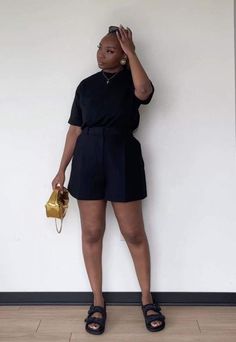 your fashion assistant Summer Outfit For Black Women, How To Style Sandals, Jeans Sandals Outfit, Outfits 2023 Black Women, Baddie Style Outfits, Effortlessly Chic Outfits Summer Classy, Classy Casual Outfits For Women, Relaxed Chic Style, Stuff For Friends