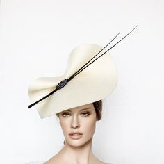 Elegant White - Ivory and black Kentucky derby hat for woman. This cream fascinate hat is embellished with two quills and a beautiful beaded aplique. It is a perfect hat for weddings, Royal Ascot horse races, cocktails, derby... It is mounted on a headband. If you want, you can choose the side of the head were you like to wear the fascinator, just convo me. Any color of the fascinator can be changed to order. ** PROCESSING TIME: 5 -7 business days. ** DELIVERY TIME (DHL EXPRESS WITH TRACKING NUM Formal White Straw Hat With Curved Brim, Chic Structured Crown Hat For Kentucky Derby, Chic Structured Crown Fascinator For Church, Cream Curved Brim Costume Hat For Evening, Chic Kentucky Derby Hat With Structured Crown, Classic Straw Hat For Kentucky Derby Evenings, Chic Hats With Structured Crown For Races, Evening Cream Costume Hat With Curved Brim, Formal Cream Headpiece With Short Brim