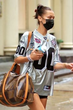 Nana Komatsu Fashion, Off Duty Outfits, Bella Twins, Jersey Outfit, Streetwear Women, Bella Hadid, Fashion Poses