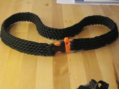 a black and orange leash with the words how to make a paracord rescue belt