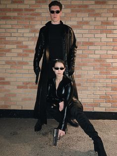 Matrix Neo and Trinity Halloween costume #halloween #matrix #neocostume #trinitycostume #couple #couplescostume Unique Couple Halloween Costumes, Halloween Duos, Duo Costumes, Halloween Coustumes, Duo Halloween Costumes, Couples Halloween Outfits, Celebrity Halloween Costumes