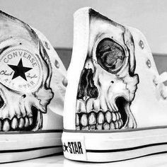 Boty Converse, Look Grunge, Painted Clothes, How To Make Shoes, Shoe Art, Painted Shoes, Skull And Bones, Crazy Shoes, Skull Art