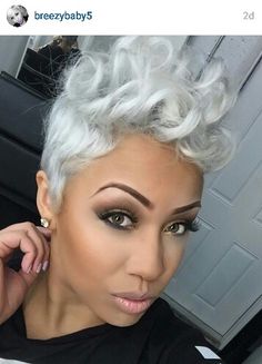 that cut and color Beautiful Gray Hair, Curly Pixie Cuts, Short Sassy Hair, Sassy Hair, Short Wavy, Penteado Cabelo Curto, Hair Crush, Short Natural Hair Styles, Short Hair Styles Pixie