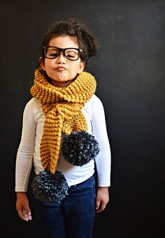 DIY KNITTED POM POM SCARF TUTORIAL Fall Knitting Patterns, Kids Knitting, شال كروشيه, Pompom Scarf, Scarf Tutorial, Fall Knitting, Easy Knit, Free Scarf, Crochet Potholders