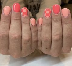 Fun Simple Summer Nails Short, Coral Fall Nails, Fall Nail Patterns, Fun Checkered Nails, Easy Diy Fall Nails Simple, Cute Shellac Nail Ideas, August Nails Ideas Short, Checker Print Nails, September Nail Ideas Gel Simple Short