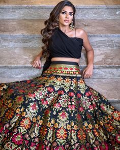 Orang India, Brocade Lehenga, Blouse Lehenga, Black Lehenga, Saree Bollywood, Stylish Crop Top, Gaun Fashion, Festival Skirts, Georgette Blouse