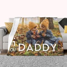 a blanket that says you daddy with two children on it