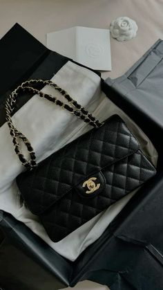 Black Channel bag | sac Channel noir | sac à main tendance 2024 2025 | classy bag | beautiful bag Estilo Blair Waldorf, Chanel Classic Flap Bag, Expensive Bag, Luxury Bags Collection, Aesthetic Bags, Classic Flap Bag, Chanel Purse, Fancy Bags