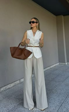 White leg trousers with vest, brown leather belt, brown leather bag | @thacianamesquita | vest outfits, old money aesthetic. Sleeveless Vest Outfit, White Vest Outfit, Blazer Business Casual, Outfits Sleeveless, Vest Outfits For Women, Thrift Store Outfits, Look Office, Sleeveless Blazer