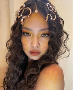 Snake Themed Outfit, Medusa Inspired Outfit, Halloween 2023 Trends, Medusa Hairstyle, Gorgon Costume, Medusa Costume Ideas, Costume Medusa, Snake Makeup