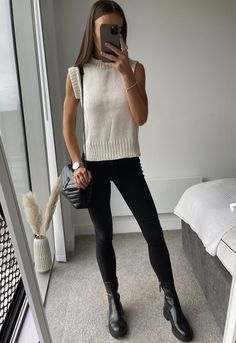 Spiegel Selfie, Poplin Blouse, Casual Winter Outfits, Blouse Outfit, Knitted Tank Top, Looks Vintage, Work Fashion, Fall Winter Outfits, Daily Outfits