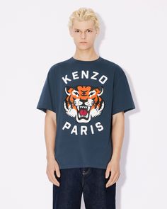 This T-shirt is enhanced by the new, distinctive 'KENZO Lucky Tiger' motif. The Lucky Tiger created by Nigo joins Kenzo Takada’s Elephant as one of the brand’s iconic mascots. This Genderless design boasts a modern oversized fit.
'KENZO Lucky Tiger' oversized T-shirt.Genderless.Short sleeves.Crew neck.'KENZO Lucky Tiger' print on the front.'KENZO Paris' woven label at the back. Kenzo Takada, Lucky Tiger, Kenzo Paris, Shirt Oversize, T Shirt Oversize, Woven Label, Female Model, T Shirt Oversized, Tiger Print