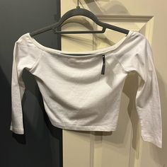 Hollister White Cropped Sleeve Cropped Top -New With Tags. Size Xs. Originally $12.95. Casual Crop Top For Night Out, White Fitted Crop Top For Day Out, Casual Fitted Crop Top For Night Out, Basic Crop Top For Spring Day Out, Basic White Tops For Day Out, White Scoop Neck Top For Spring, White Fitted Casual Crop Top, Casual Fitted White Crop Top, Casual White Fitted Crop Top