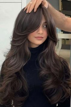 Des cheveux noirs longs, brillants et sains ne se démodent jamais. C'est toujours une solution à la mode avec laquelle vous ne pouvez pas vous tromper. Super Long Hair With Layers, Haircuts For Long Hair With Layers, Hair Inspiration Long, Glow Up, Long Layered Haircuts, Long Layered Hair, Haircuts For Long Hair, Pretty Hair, Long Hair Cuts