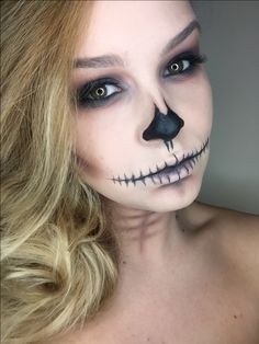 Skellington Makeup, Voodoo Makeup, Bunny Face Paint, Alien Halloween Costume, Alien Halloween, Scary Eyes, Makeup Scary, Amazing Halloween Makeup, Halloween Makeup Scary