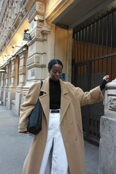 Camel Coat Outfit, Stile Hijab, Coat Outfit, Prints Vintage, Looks Street Style, Camel Coat, Black Women Fashion, Coat Outfits, Winter Trends