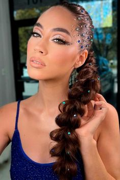 Ponytail Hairstyles With Rhinestones, Hairstyles With Rhinestones, Pearls Hairstyle, Make Com Glitter, Carnival Hairstyles, Hair Colour Design, Hair Jewels, Trendy Hairstyle, Christmas Hairstyles