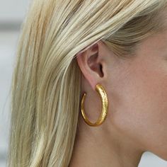 Time to meet your new favorite earrings, the Hammered Hoops! A lightly hammered hoop that goes from thick to slender as it curves around. The perfect way to add some sparkle to your life, Julie Vos jewelry is designed to be your daily dose of luxury. Each piece is handcrafted, set in 24k gold plate, and sealed to prevent tarnish. julia, voss, gold, textured, hammered, hoop, hoops, open Julie Vos Jewelry, Colorful Table Setting, Julie Vos, Hammered Hoop Earrings, Belt Accessories, Statement Bracelet, Gold Hoops, Gold Plated Earrings, Boutique Jewelry