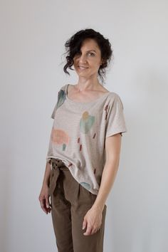 "THIS SWEATSHIRT IS MADE ON DEMAND, SO IT MAY TAKE BETWEEN 7-10 DAYS TO ARRIVE. IF YOU HAVE QUESTIONS ABOUT TIMES OR SIZES, WRITE ME :-) Organic cotton loose t-shirt, open neckline, in sand color base and hand painted with motifs in earth tones (dust pink, sand, mint, gray, terracotta). The loose shape combined with the manual water stains, make it perfect for both relaxed and sophisticated looks. You'll look radiant with a high-waisted jean or with dress pants and a jacket, achieving the \"effo Cotton Crew Neck Tops With Abstract Print, Crew Neck Cotton Tops With Abstract Print, Oversized Casual Top With Abstract Print, Casual Oversized Top With Abstract Print, Cotton T-shirt With Abstract Print In Relaxed Fit, Casual Cotton Tops With Abstract Print, Artsy Printed Summer Tops, Artsy Printed Tops For Summer, Relaxed Fit Conscious Style T-shirt For Summer