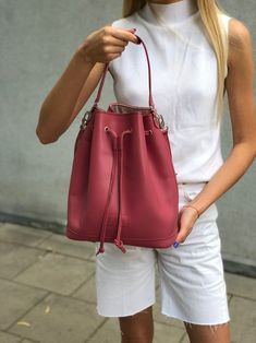 Pink Leather Purse Leather Bucket Bag Shoulder Handbag - Etsy Bucket Design, Stylish Leather Bags, Colorful Handbags, Italian Bags, Leather Bucket Bag, Leather Bags Handmade, Leather Bucket, Timeless Accessories, Shoulder Handbag