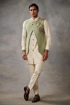 Shop for Gargee Designers Green Silk Jacquard Embroidered Bundi And Kurta Set for Men Online at Aza Fashions Half Jacket For Men, Indo Western Dress For Men, India Fashion Men, Indian Wedding Clothes For Men, Nehru Jacket For Men, Mens Indian Wear, Wedding Kurta For Men, Indian Fashion Trends, Half Jacket