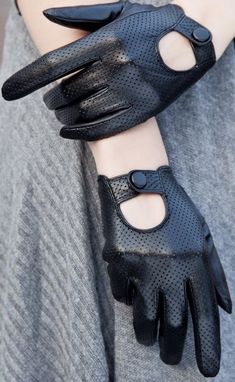 Leather Gauntlet, Mode Steampunk, Basketball Courts, Leather Driving Gloves, Batting Gloves, Short Design, Hand Gloves