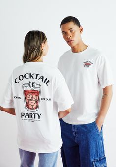 Jack & Jones JORPARTY TEE CREW NECK UNISEX - Potiskana majica - bright white Staff Tshirt Design, White Tshirt Photoshoot, T Shirt Advertising Idea, Tshirt Ads, T Shirt Photoshoot, Shirt Photoshoot, T-shirt Photography, Clothing Templates, White Beanies