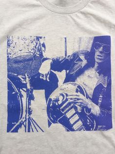 Blue Screen Print T-shirt For Concert, Graphic Tees Design Prints, Screen Printed Clothing, T-shirt Design Illustration, Grunge Posters, Vintage Foto, Screen Printed Tshirts, Tshirt Printing Design, Vintage Tee Shirts