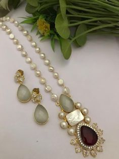 Elegant Long Kundan Necklace For Puja, Pearl Jewellery Designs, Modern Indian Jewelry, Antique Pearl Necklace, Pair Necklace, Pearl Long Necklace, Mala Jewelry, Jewelry Pakistani, Fancy Jewelry Necklace