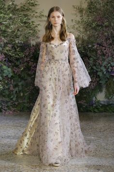 Luisa beccaria fall 2018 Reign Aesthetic, Western Disco, Cheongsam Wedding, Dreamy Gowns, Luisa Beccaria, Fashion Runway, Dreamy Dress, Gorgeous Gowns, Fall 2018