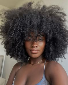 Bia Ben on Instagram: "Passe pro lado🫠" Cabello Afro Natural, Type 4 Hair, Pelo Afro, Natural Curls Hairstyles, Curly Afro, Curly Hair Inspiration