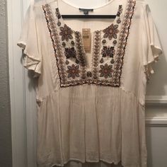 Brand New, Still With Tags On. Off-White Peplum Style Top With Embroidery. I Bought 2 So Just Don’t Need It, But If Doesn’t Sell For This Price I’ll Just Keep. Bohemian Cream Blouse With Short Sleeves, Cream Bohemian Blouse With Short Sleeves, Bohemian Cream Short Sleeve Blouse, Cream Bohemian Short Sleeve Blouse, Embroidered Beige Tops For Vacation, Embroidered Beige Blouse For Vacation, Cream Blouse With Floral Embroidery For Vacation, Short Sleeve Tops With Embroidered Neckline For Beach, Beige Embroidered Blouse For Vacation