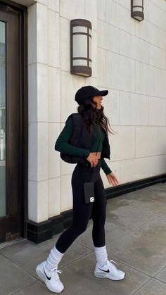 College Sweatpants Outfit, 29 Year Old Woman Fashion, Sportwear Outfit Woman, Outfits Leggins, Womens Fitness Inspiration, Modele Fitness, Look Legging, Puffer Style, Pastel Outfit