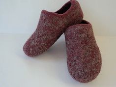 Slippers Knitting Pattern, Felted Slippers Pattern, Knitting Short Rows, Crocheting Patterns, Knit Stitches, Christmas Knitting Patterns, Wool Slippers, Felted Slippers, Slippers Pattern