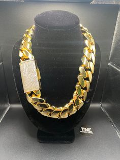 Want to be the center of attention? This one screams BALLER! A true statement piece that commands attention. Measuring a whopping 30mm in width and 1 KILO IN WEIGHT, this chain is one of the largest and most impressive pieces in our collection. Crafted from high-quality MIX OF stainless steel, PREMIUM BRASS, and plated in 7 layers of lustrous 14k gold, this chain is built to last and radiates a dazzling shine that is sure to turn heads. The classic Cuban link design adds a touch of sophisticatio Gold Chain Necklace Outfit, Big Gold Chains, Ice Jewelry, Speed Workout, Miami Cuban Link Chain, Gold Money, Miami Cuban Link, Heavy Chain, Link Design