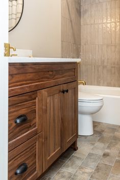 a bathroom with a sink, toilet and bathtub in it's center area