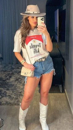 look barretos dia Vaquero Outfit, Look Short Jeans, Outfit Vaquero, Outfit Cowgirl, Casual Oufits, Modern Feminism, Nashville Outfits, Looks Chic