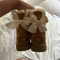 Size 9 Uggs With Bows Never Worn Uggs With Bows Mini, Cute Uggs Boots, Uggs With Bows On The Back, Uggs Bow, Cute Ugg Boots, Uggs Aesthetic, Fall Uggs, Cute Trendy Shoes, Ugg Bow