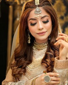 "16 Beautiful Makeup Looks to Match Your Easy Party Hairstyle" Nikah Bride Hairstyles, Nikkah Bride Hairstyle, Nikah Hairstyles Pakistani, Muslim Bride Hairstyle, Nikah Hairstyles, Nikah Makeup, Nikah Bride, Reception Hairstyle, Decent Hairstyle