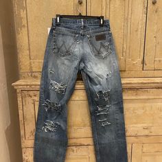 Super Distressed Jeans In A Boyfriend Fit. 28x34. Casual Medium Wash Jeans For Rodeo, Casual Jeans For Rodeo, Light Wash Casual Jeans For Rodeo, Rugged Medium Wash Jeans For Rodeo, Wrangler Cowboy Cut, Vintage Wrangler Jeans, Riding Jeans, Western Jeans, Brown Jeans