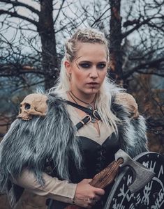 Viking Halloween Costume, Viking Warrior Woman, Winter Cloak, Viking Cosplay, Viking Skull, Medieval Festival, Viking Wedding, Shoulder Wrap, Fur Shawl