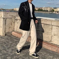 Cream Pants Outfit, Starboy Outfit, White Wide Leg Trousers, Mens Trousers Casual, White Wide Leg Pants, Pants Korean, Outfit Autumn, Cream Pants, Trendy Pants