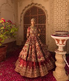 Pakistani Bridal Wear Red Lehenga Choli, Floral Wedding Lehenga, Bengali Wedding Lehenga, Pakistani Wedding Traditions, Bridal Leghna, Pakistani Bridal Wear Red, Bengali Wedding Dress, Red Indian Wedding Dress, Red Bridal Lehenga Pakistani